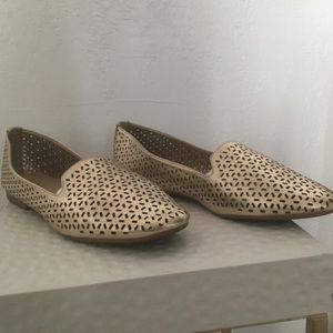 Aldo Women’s flat Slip-on Exelent condition Color Gold Size 10